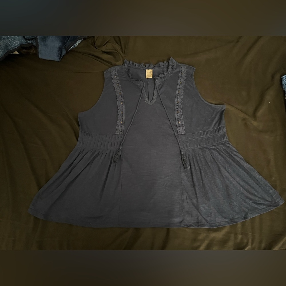 Women’s Terra & Sky EUC navy blue sleeveless top with tassels in size 2x